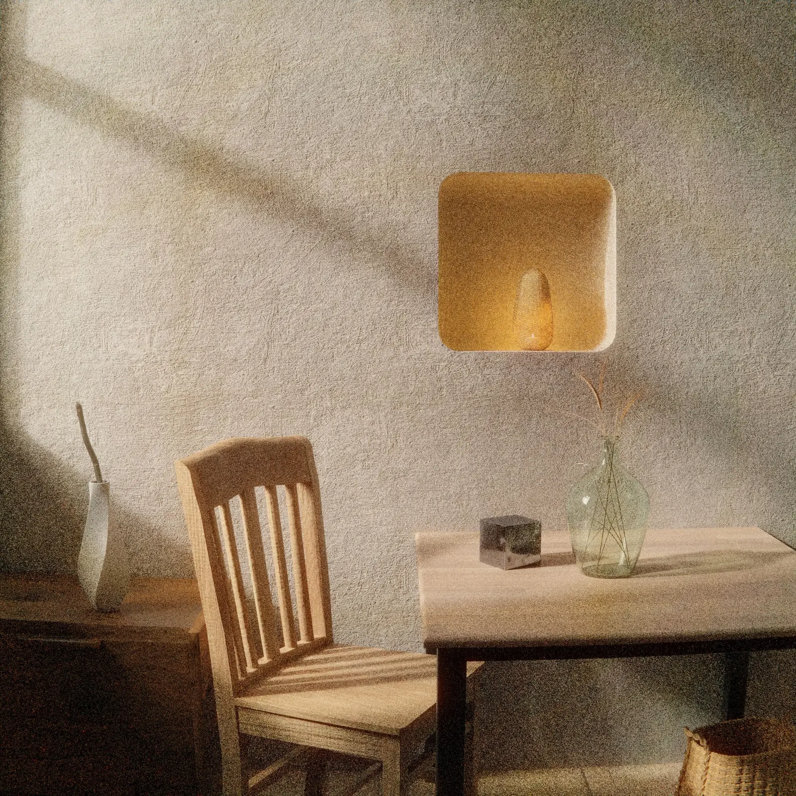 Warmer Raum mit Holzstuhl und weichem Licht